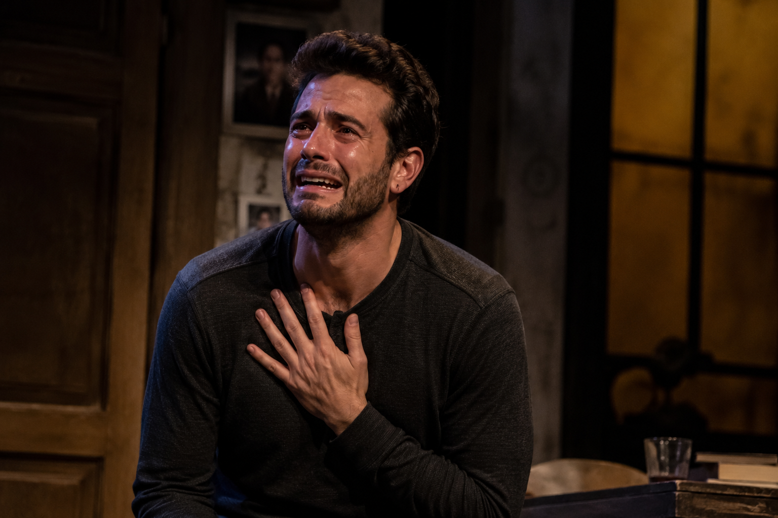 Actor en una escena dramática de teatro